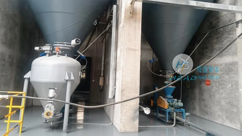 Pengangkutan pneumatik bahan katod dan anod dengan kitaran nitrogen